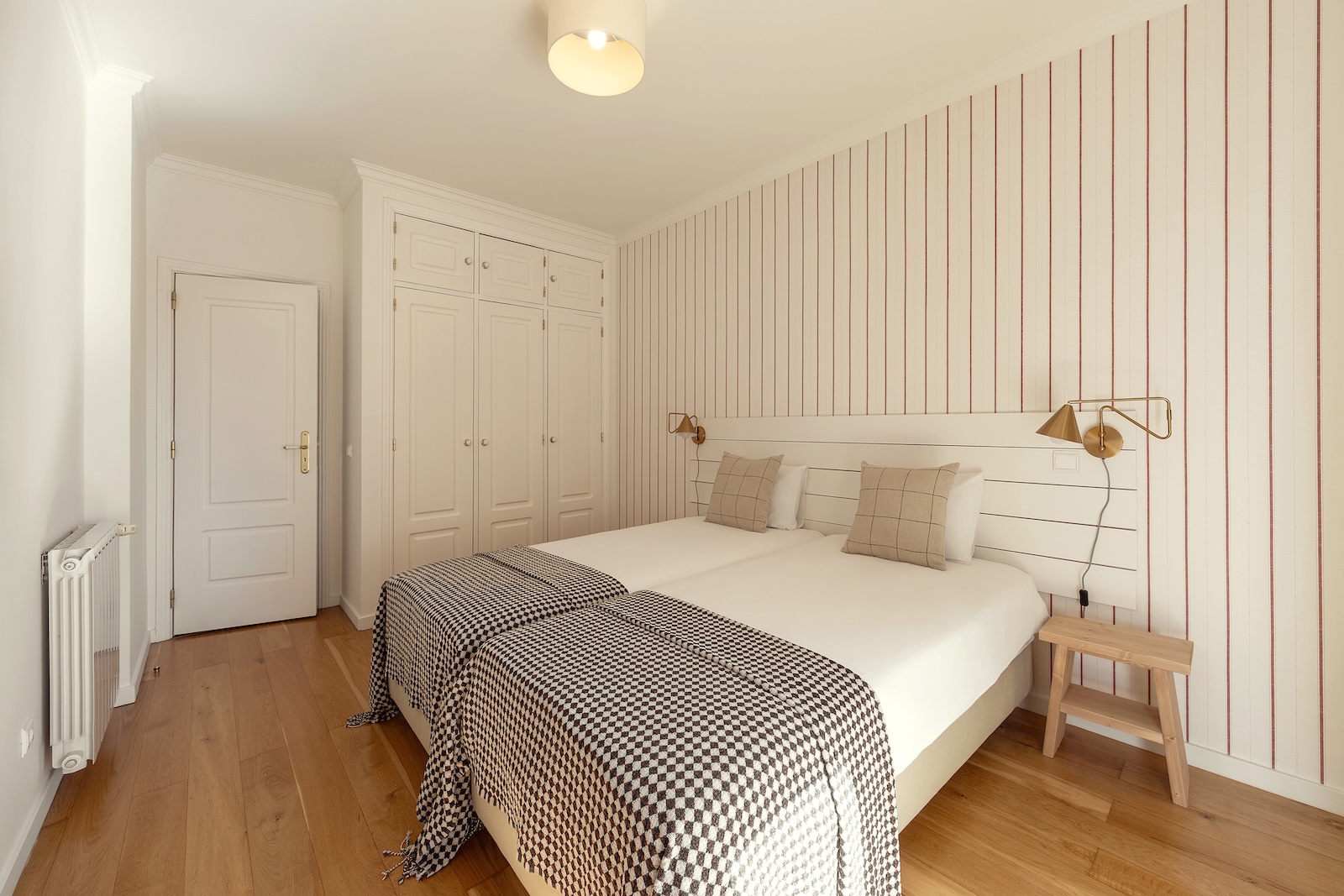 cabeceira-cama-papel-parede-aplique-home-staging-riviera-carcavelos.jpg