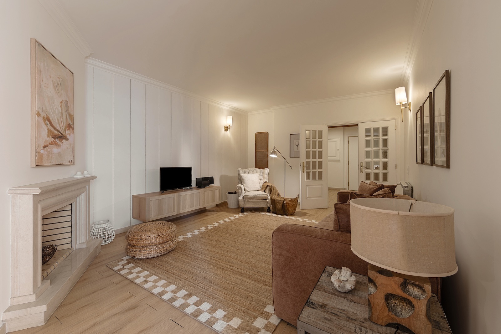 sala-estar-lareira-cadeirao-home-staging-riviera-carcavelos